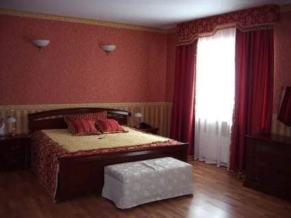 Червоні шпалери для стін в інтер'єрі спальні, передпокої, вітальні, кухні як застосовувати, відео та фото
