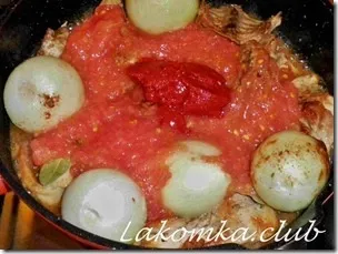 Кролик тушкований з помідорами і цибулею (кролик) Кролик тушкований з помідорами і цибулею