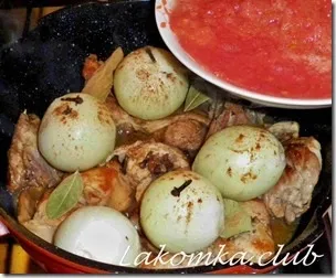Кролик тушкований з помідорами і цибулею (кролик) Кролик тушкований з помідорами і цибулею