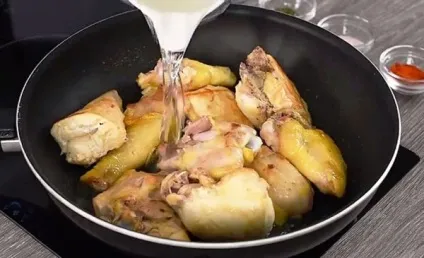 Курка з грибами в сметанному соусі