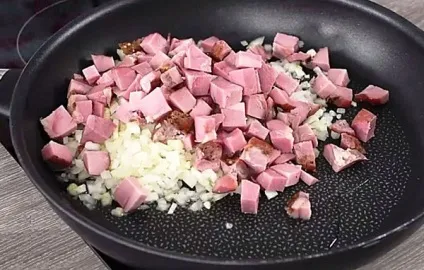 Курка з грибами в сметанному соусі