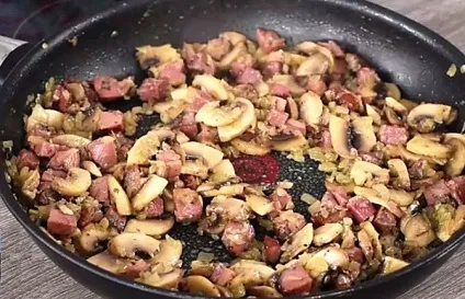 Курка з грибами в сметанному соусі