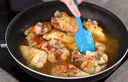 Курка з грибами в сметанному соусі
