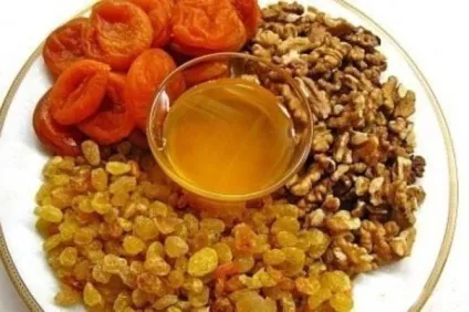 Курага, родзинки, мед, горіхи, лимон, чорнослив - рецепт суміші для імунітету