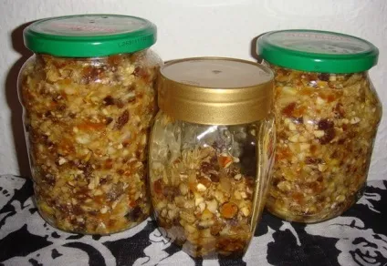 Курага, родзинки, мед, горіхи, лимон, чорнослив - рецепт суміші для імунітету