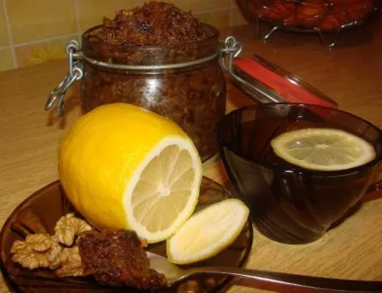 Курага, родзинки, мед, горіхи, лимон, чорнослив - рецепт суміші для імунітету