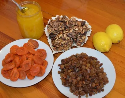 Курага, родзинки, мед, горіхи, лимон, чорнослив - рецепт суміші для імунітету