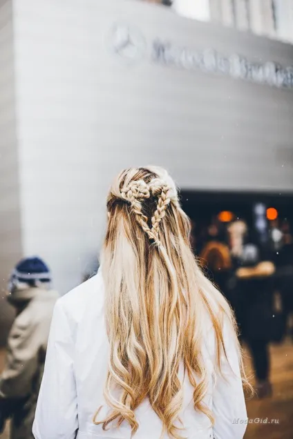 Модні зачіски складні коси і витіюваті плетіння з блогу «barefoot blonde» фото і відео уроки (складні коси і витіюваті плетіння з блогу «barefoot blonde»: фото і відео уроки) Модні зачіски складні коси і витіюваті плетіння з блогу «barefoot blonde» фото і відео уроки