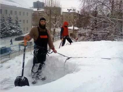 Очищення покрівлі від снігу і криги - очищаємо дах взимку (снігу) Очищення покрівлі від снігу і криги - очищаємо дах взимку