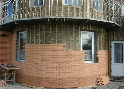 Оздоблення цегляного будинку сайдингом своїми руками загальні відомості, способи кріплення, варіанти (обробка цегляного будинку сайдингом своїми руками) Оздоблення цегляного будинку сайдингом своїми руками загальні відомості, способи кріплення, варіанти