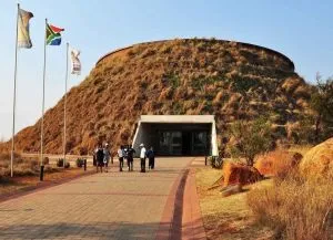 Пам'ятник колиска людства, cradle of humankind (пам'ятник) Пам'ятник колиска людства, cradle of humankind