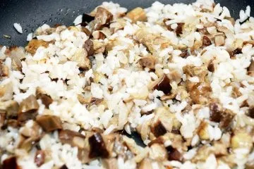 Перець фарширований грибами і рисом з пряною заправкою