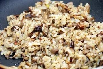 Перець фарширований грибами і рисом з пряною заправкою