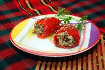 Перець фарширований грибами і рисом з пряною заправкою
