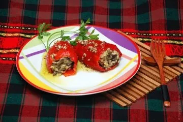 Перець фарширований грибами і рисом з пряною заправкою