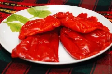 Перець фарширований грибами і рисом з пряною заправкою