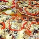 Пікантна піца з ковбасою і маринованими огірочками на тонкому тесті «рецепти надії