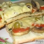 Пікантна піца з ковбасою і маринованими огірочками на тонкому тесті «рецепти надії