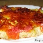 Пікантна піца з ковбасою і маринованими огірочками на тонкому тесті «рецепти надії