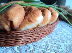 Пиріжки з картоплею і цибулею на сковороді (Швидкі пиріжки картоплею) Пиріжки з картоплею і цибулею на сковороді