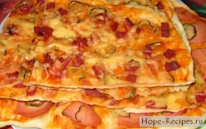 Пікантна піца з ковбасою і маринованими огірочками на тонкому тесті «рецепти надії