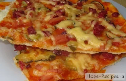 Пікантна піца з ковбасою і маринованими огірочками на тонкому тесті «рецепти надії