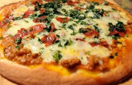 Піца з сиром ковбасою і солоними огірками рецепт з фото, блог кулінара (солоними) Піца з сиром ковбасою і солоними огірками рецепт з фото, блог кулінара