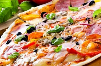 Піца з сиром ковбасою і солоними огірками рецепт з фото, блог кулінара (солоними) Піца з сиром ковбасою і солоними огірками рецепт з фото, блог кулінара