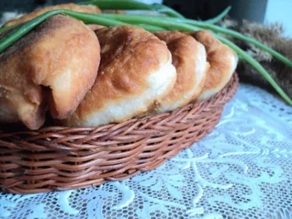 Пиріжки з картоплею і цибулею на сковороді (цибуля) Пиріжки з картоплею і цибулею на сковороді