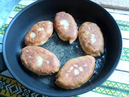 Пиріжки з картоплею і цибулею на сковороді (цибуля) Пиріжки з картоплею і цибулею на сковороді