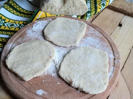 Пиріжки з картоплею і цибулею на сковороді (цибулею) Пиріжки з картоплею і цибулею на сковороді