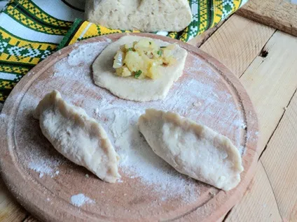 Пиріжки з картоплею і цибулею на сковороді (пиріжки картоплею цибулею) Пиріжки з картоплею і цибулею на сковороді