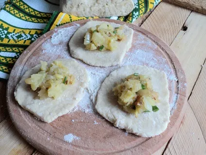 Пиріжки з картоплею і цибулею на сковороді (сковороді) Пиріжки з картоплею і цибулею на сковороді