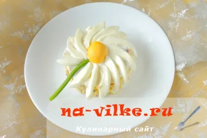 Салат ромашка з куркою і яйцем - рецепт з фото (смаком сіль перець) Салат ромашка з куркою і яйцем - рецепт з фото