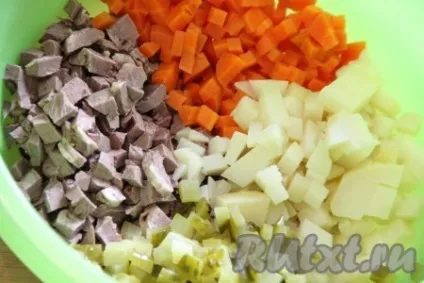 Салат з серцем і солоними огірками - рецепт з фото