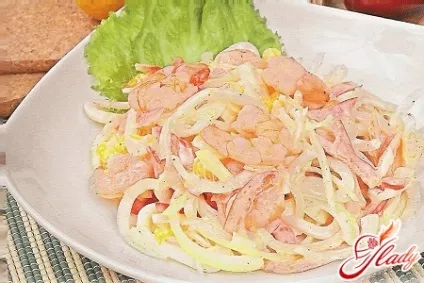 Салат з кальмарами і креветками дари моря на святковому столі
