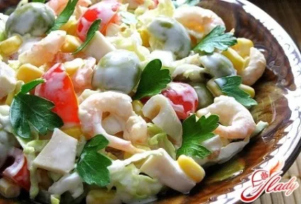 Салат з кальмарами і креветками дари моря на святковому столі