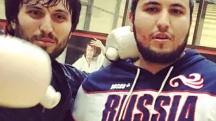 Весільний кортеж поліцейського - влаштував танці - на проспекті в Москві (їде заднім ходом) Весільний кортеж поліцейського - влаштував танці - на проспекті в Москві