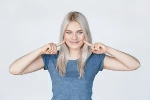 2 Типу заглиблень на обличчі, і чому деякі люди мають їх (чому) 2 Типу заглиблень на обличчі, і чому деякі люди мають їх