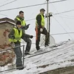 Прибирання снігу з дахів будинків механічна, технічна чистити покрівлю
