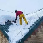 Прибирання снігу з дахів будинків механічна, технічна чистити покрівлю