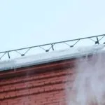 Прибирання снігу з дахів будинків механічна, технічна чистити покрівлю