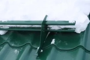 Прибирання снігу з дахів будинків механічна, технічна чистити покрівлю