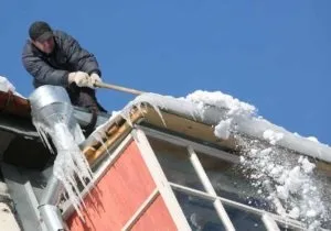 Прибирання снігу з дахів будинків механічна, технічна чистити покрівлю