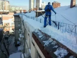 Прибирання снігу з дахів будинків механічна, технічна чистити покрівлю