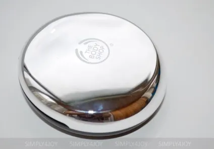 Універсальна компактна пудра the body shop