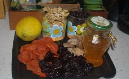 Вітамінна суміш - чорнослив, курага, родзинки, волоські горіхи, мед і лимон
