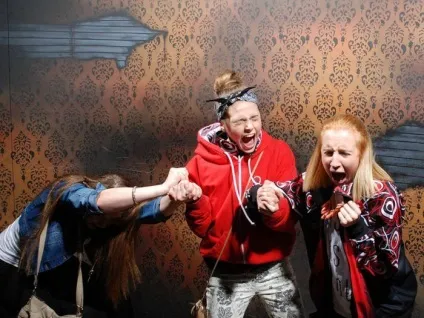 У владі страху відвідувачі фабрики кошмарів «nightmares fear factory» (страху) У владі страху відвідувачі фабрики кошмарів «nightmares fear factory»