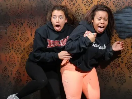 У владі страху відвідувачі фабрики кошмарів «nightmares fear factory» (влади) У владі страху відвідувачі фабрики кошмарів «nightmares fear factory»