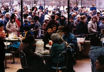 30 Історичних фото відкриття першого «макдональдса» в Москві в 1990 році - новини в фотографіях (відкриття) 30 Історичних фото відкриття першого «макдональдса» в Москві в 1990 році - новини в фотографіях